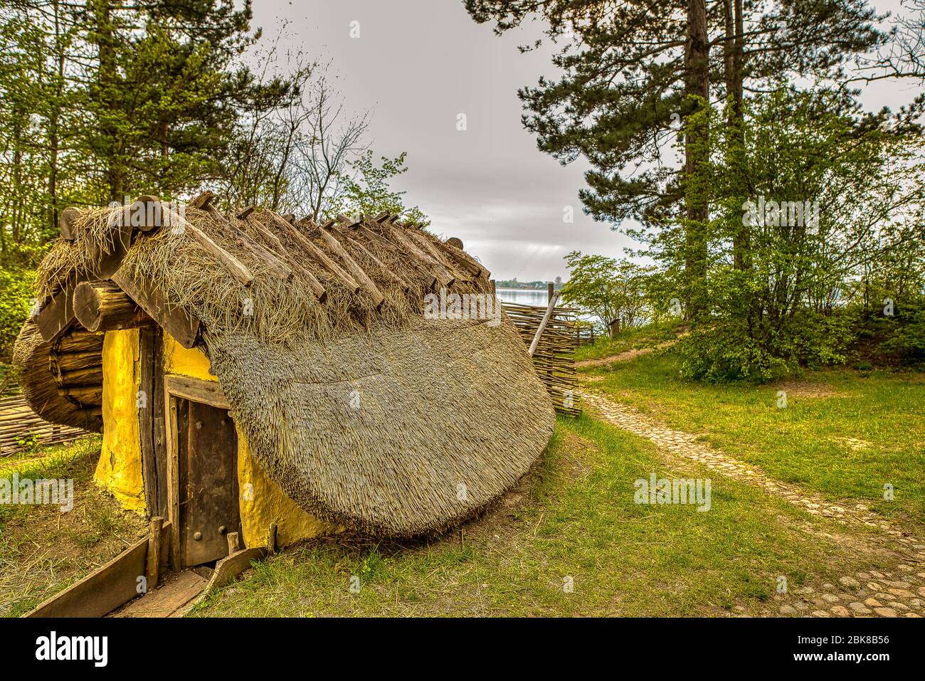 Ricostruzione di una piccola casa vichinga coperta di canne al Roskilde firth a Frederiksund, Danimarca, 29 aprile 2020 Foto Stock