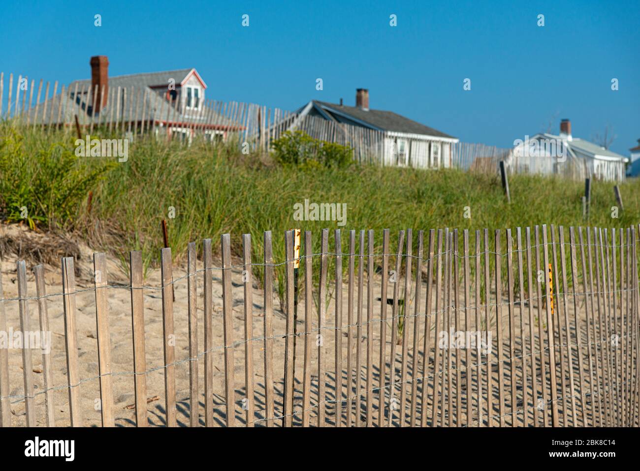 Case situate sulla spiaggia di Salisbury, vicino alle dune di sabbia erbosa Foto Stock