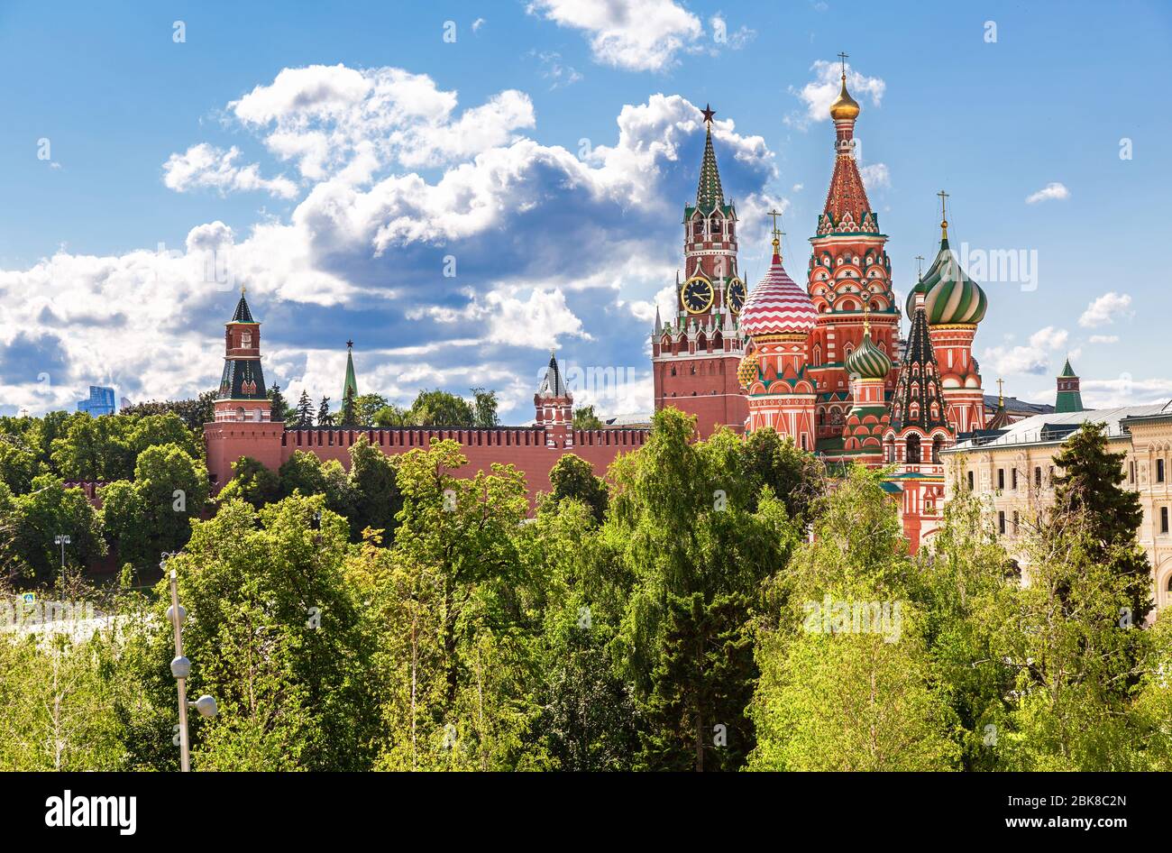Cremlino di Mosca e Cattedrale di Vasily Beata (S. Cattedrale del basilico). Vista dal parco di Zaryadye in estate giorno di sole Foto Stock