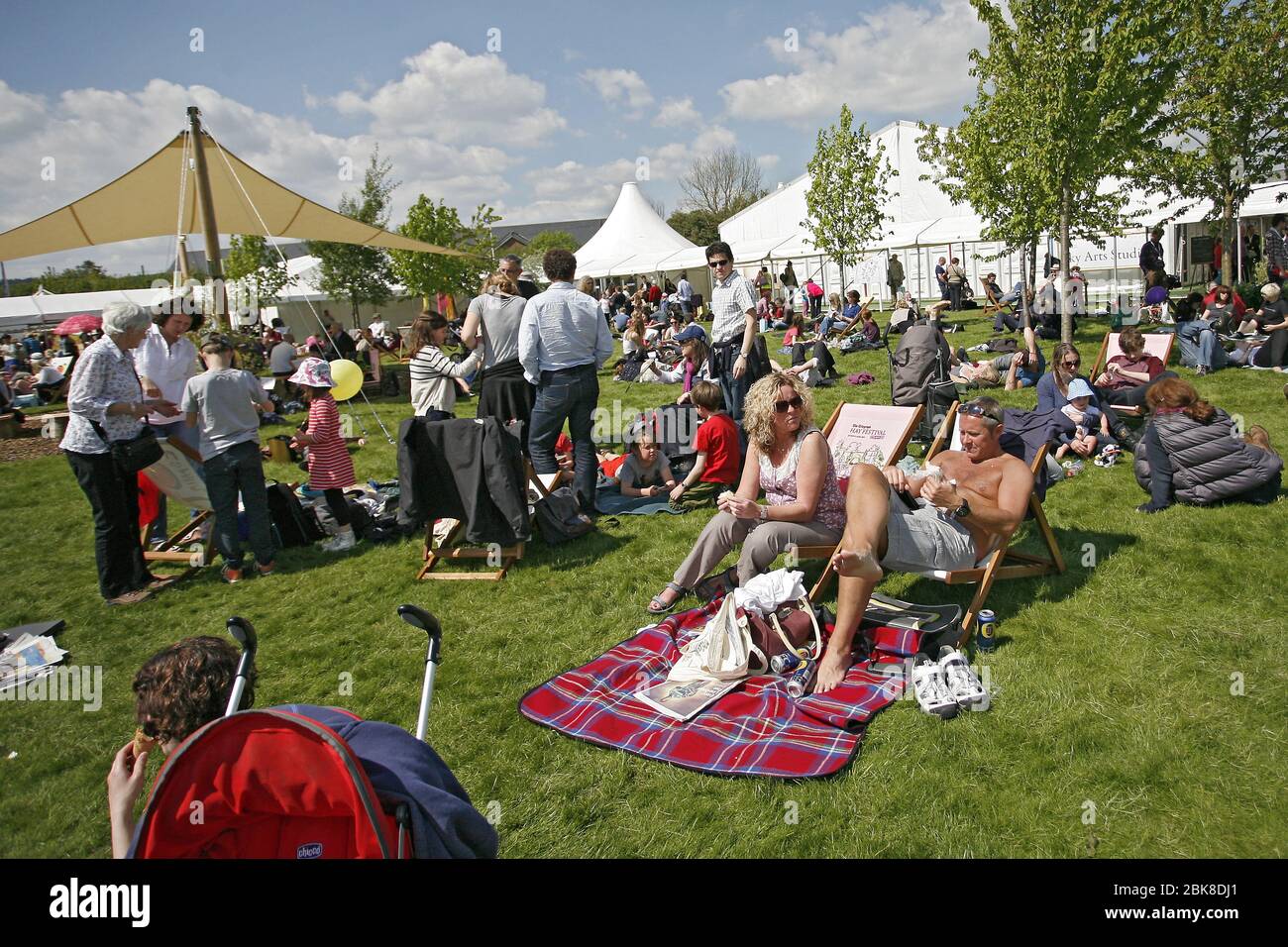 Hay-on-Wye, Festival di Hay, 25 maggio 2013, persone che si rilassano in una giornata di sole al Festival di Hay. ©PRWFotografia Foto Stock