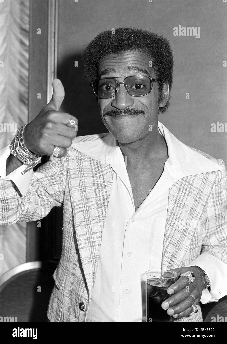 LONDRA, REGNO UNITO. Luglio 1974: L'intrattenitore Sammy Davis Jr. A Londra. Foto file © Paul Smith/Featureflash Foto Stock