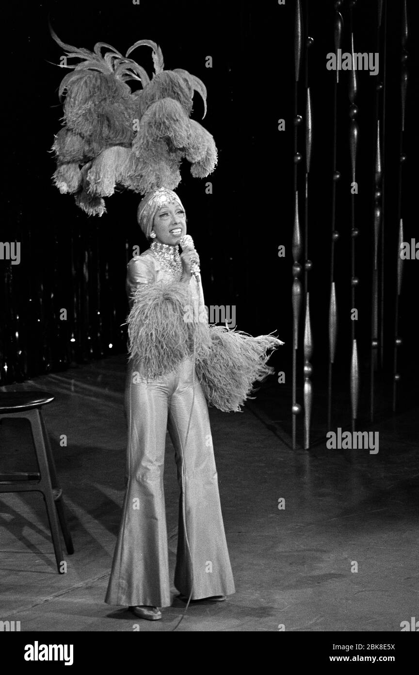 LONDRA, REGNO UNITO. Novembre 1974: Cantante francese Josephine Baker durante le prove per la Royal Variety Performance 1974 al London Palladium. Foto file © Paul Smith/Featureflash Foto Stock