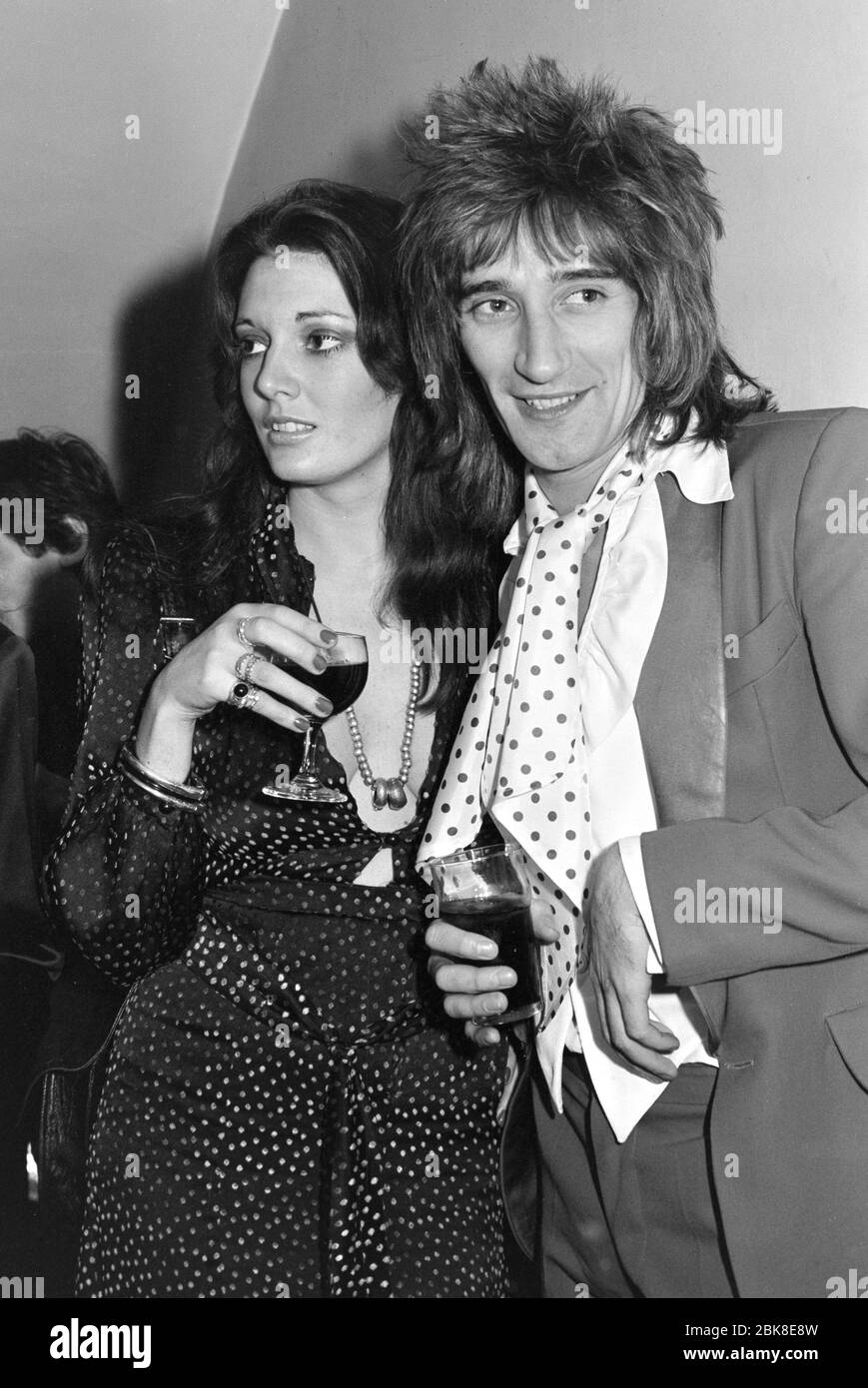 LONDRA, REGNO UNITO. 2 febbraio 1975: La pop star Rod Stewart partecipa alla prima festa serale per "Aspts of Max Wall" al Garrick Theatre di Londra. Foto file © Paul Smith/Featureflash Foto Stock