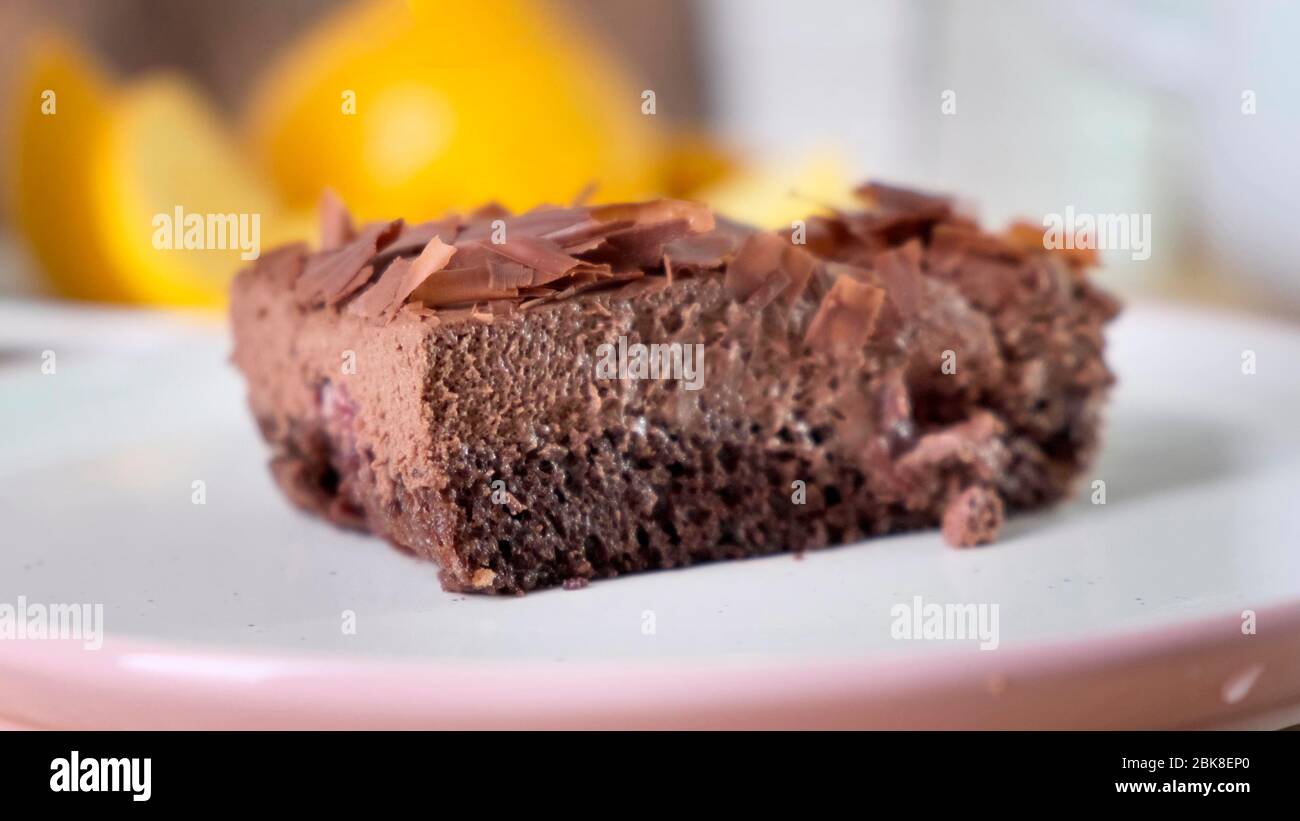 Torta al cioccolato gustosa con cucchiaio sul tavolo, primo piano Foto Stock