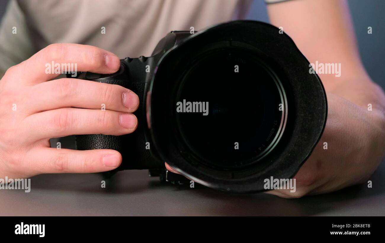 Mano che preme il pulsante dell'otturatore sulla fotocamera Foto Stock