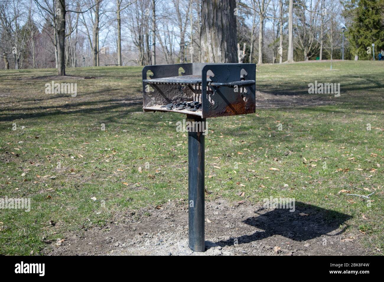 Un barbecue pubblico nel parco deserte.. Foto Stock