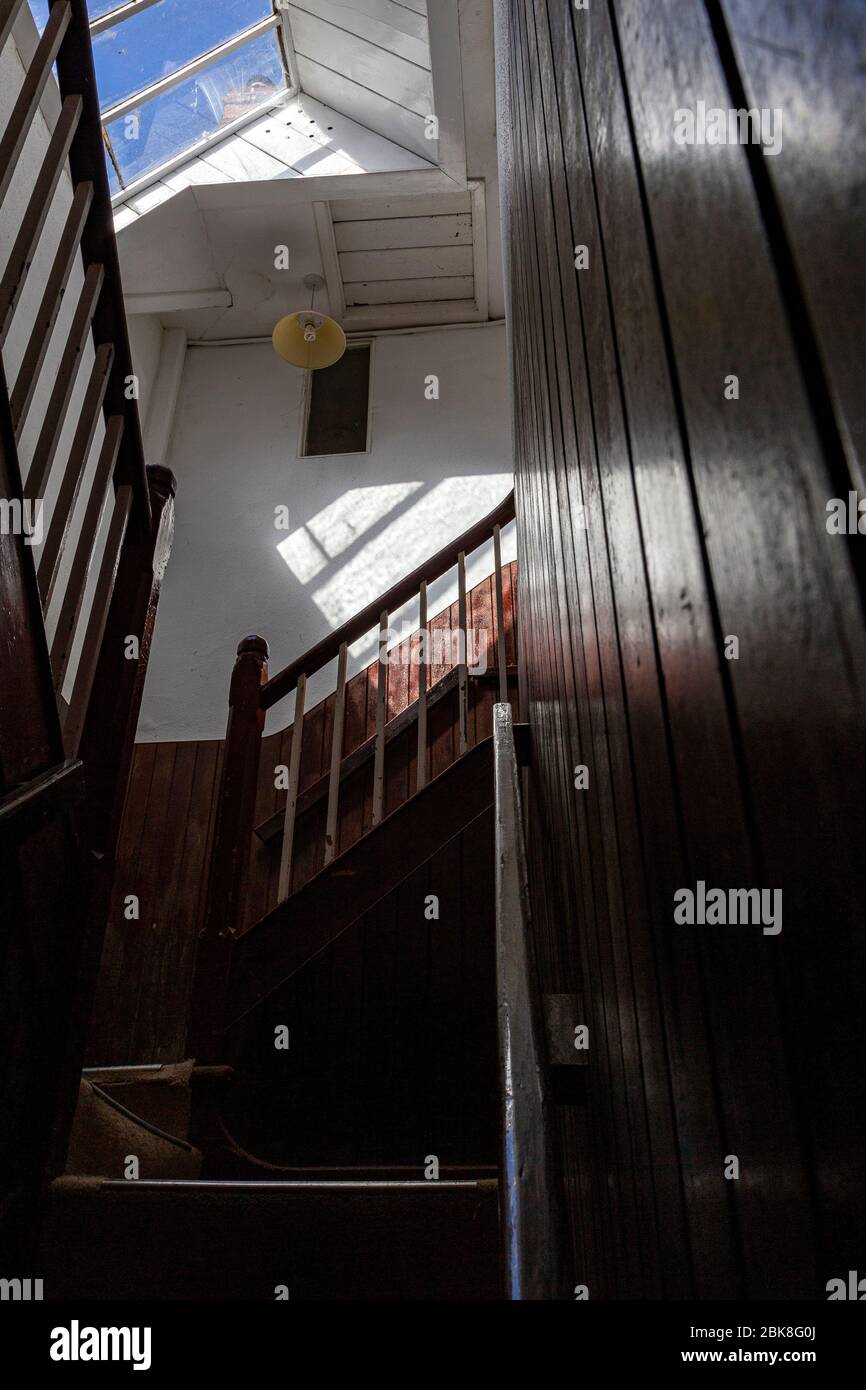 Vecchia scala di legno, Foto Spooky, Foto della casa, Foto dell'orrore, Foto della scala, Foto di colore nero, Foto oscure, Foto della paura, Foto dell'ombra, Foto Stock