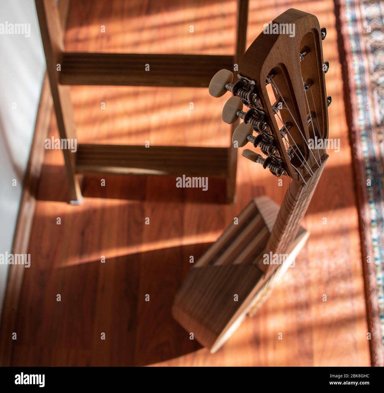 uno strumento a corde anatoliano lavta rimane davanti a scale di legno con una luce soffusa Foto Stock
