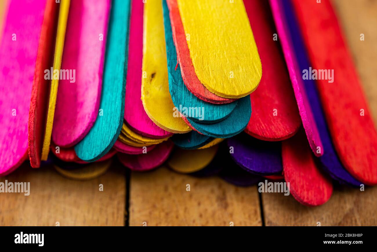 Vista in primo piano dei colorati bastoncini di gelato che fanno da sfondo Foto Stock