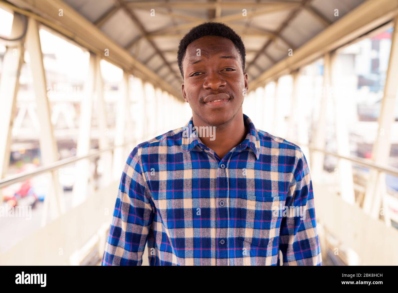 Giovane bell'uomo africano che esplora la città Foto Stock