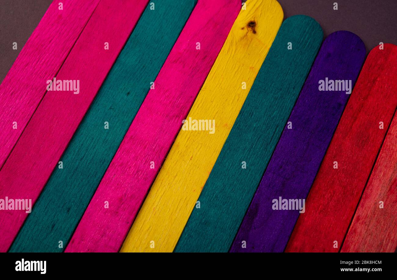 Vista in primo piano dei colorati bastoncini di gelato che fanno da sfondo Foto Stock