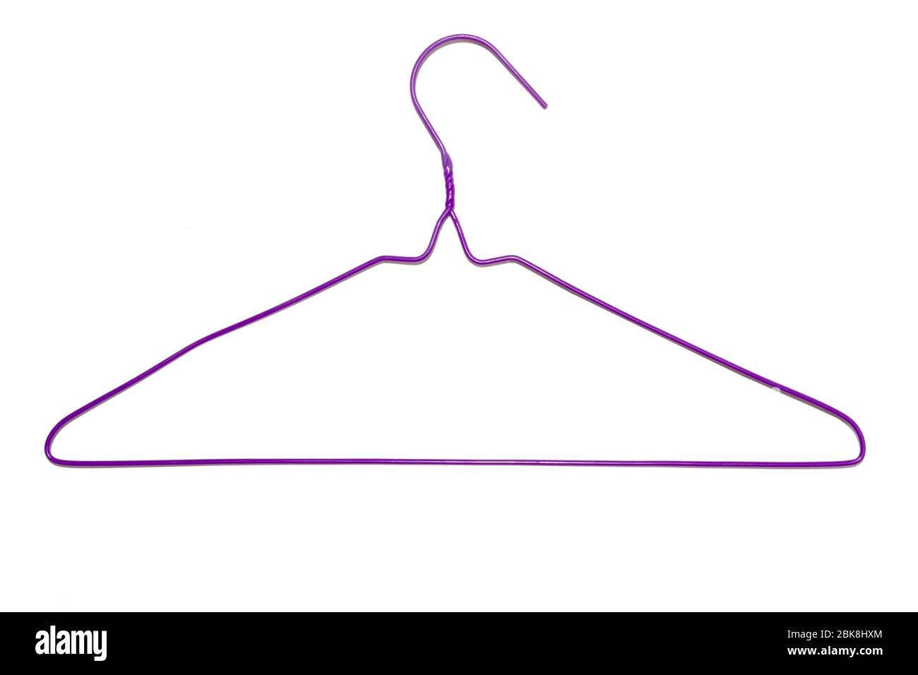 Un appendiabiti in alluminio viola asciutto su sfondo bianco. Concetto di vendita al dettaglio di moda Foto Stock