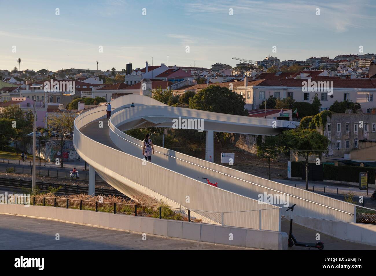 Ponte a piedistallo per attraversare autostrade e binari ferroviari dal museo Maat, Lisbona, Portogallo Foto Stock
