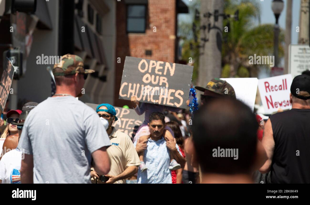 Huntington Beach, California, Stati Uniti. 1° maggio 2020. Migliaia di persone si riuniscono all'angolo tra Main Street e Pacific Coast Highway per protestare contro il coronavirus (COVID-19) Credit: Katrina Kochneva/ZUMA Wire/Alamy Live News Foto Stock