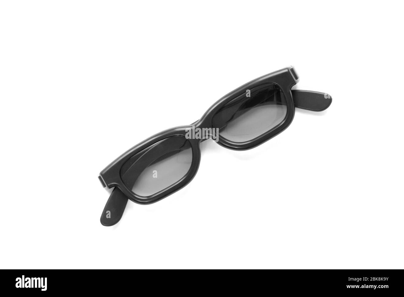 Occhiali da cinema 3D neri in plastica isolati su sfondo bianco. film e film 3d Foto Stock