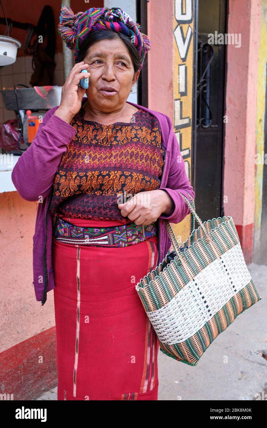 Ritratto di una donna appartenente alla comunità Ixil vestita con i colorati abiti tradizionali fatti con lana. Foto Stock