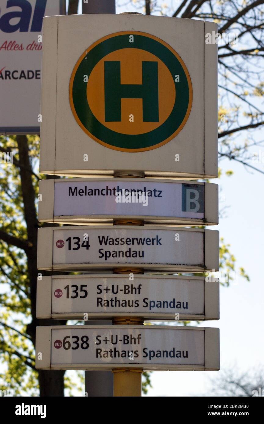 Haltestelle am Spandauer Melanchthonplatz an der Kreuzung Wilhelmstraße Adamstraße Schmidt-Kombelsdorf-Straße Foto Stock