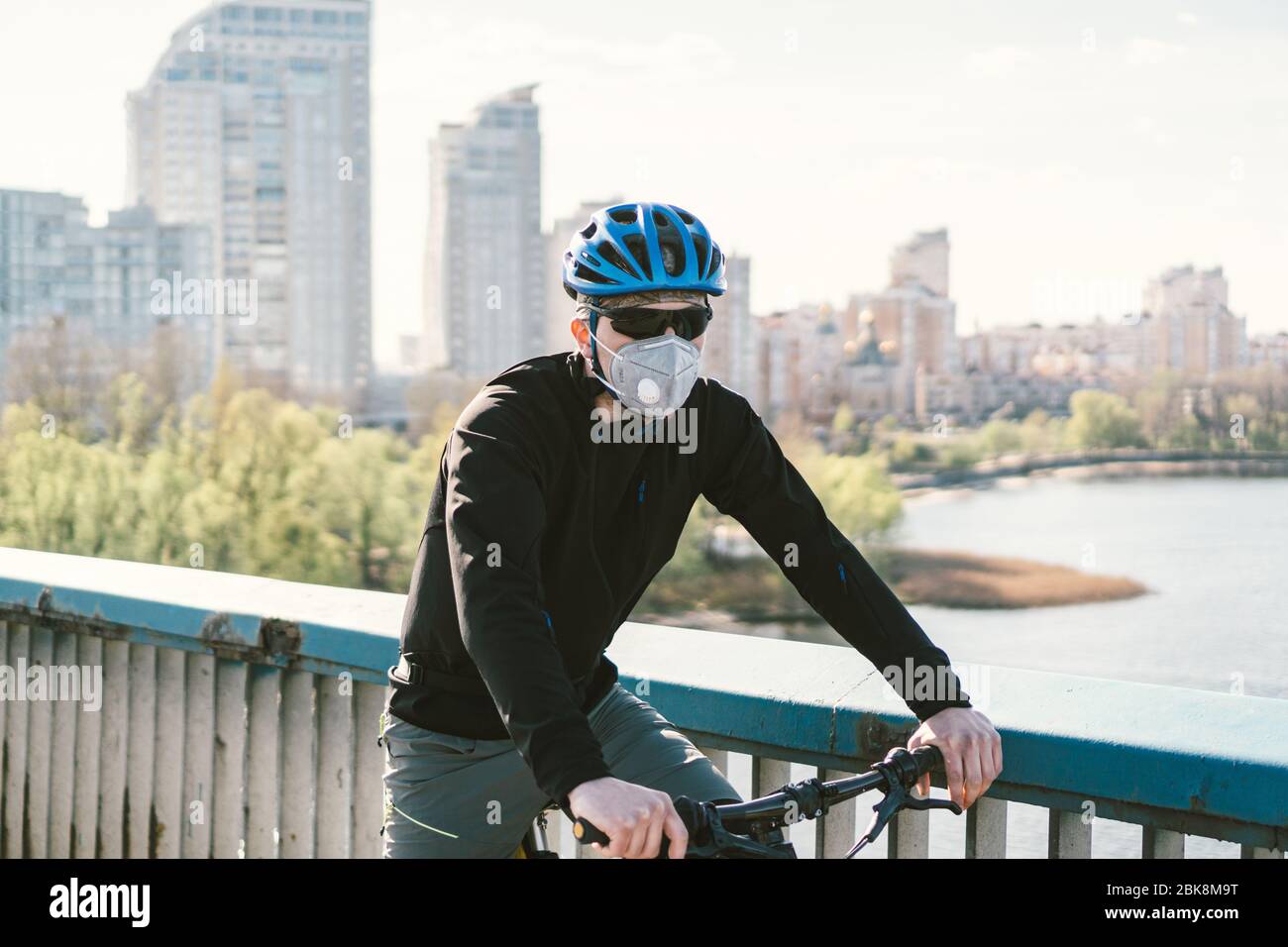 Maschera facciale con respiratore e filtro protettivo per impieghi pesanti  per ciclista maschio. Uomo in bicicletta che indossa una maschera facciale  con protezione per impieghi pesanti Foto stock - Alamy