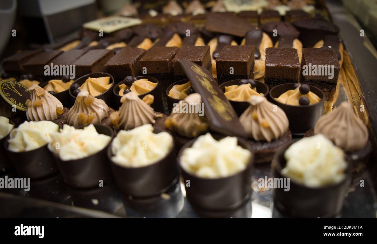 Fila di dessert individuali. Foto Stock