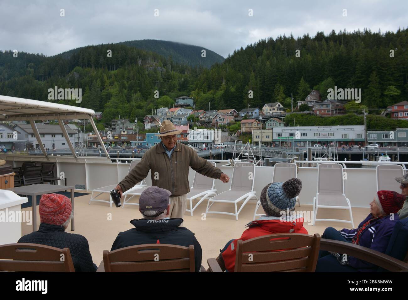 Il leader tribale e la guida turistica Joe Williams (Ka Xesh X’e in Tlingit) saluta i passeggeri della crociera nella storica città di pescatori di Ketchikan, Alaska. Foto Stock