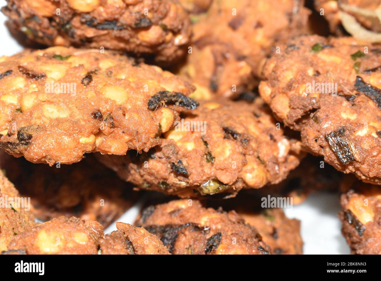 Parippu vada, uno spuntino serale popolare nelle strade dell'India del Sud fatto con dal e fritto in olio.dal vada o Lentil Fritters. Foto Stock