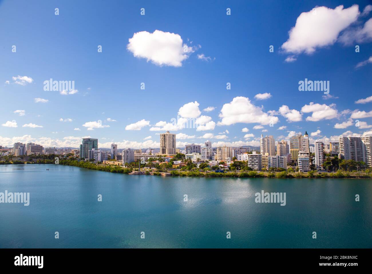 Alti edifici dalla spiaggia di Condado San Juan, Puerto Rico Foto Stock