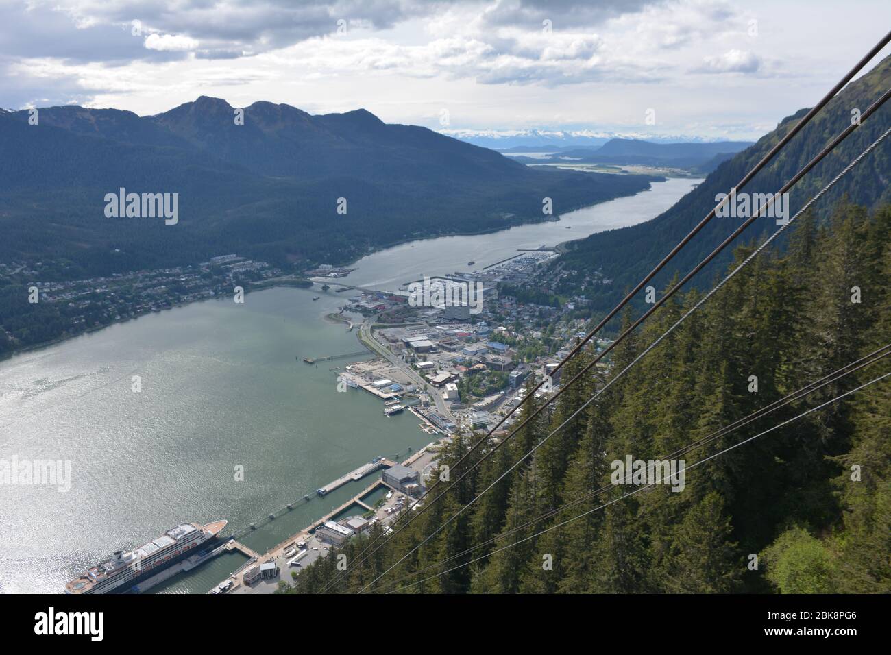 Juneau, la capitale dell'Alaska, e il canale Gastineau visto dalla cima del tram di Mt Roberts. Foto Stock