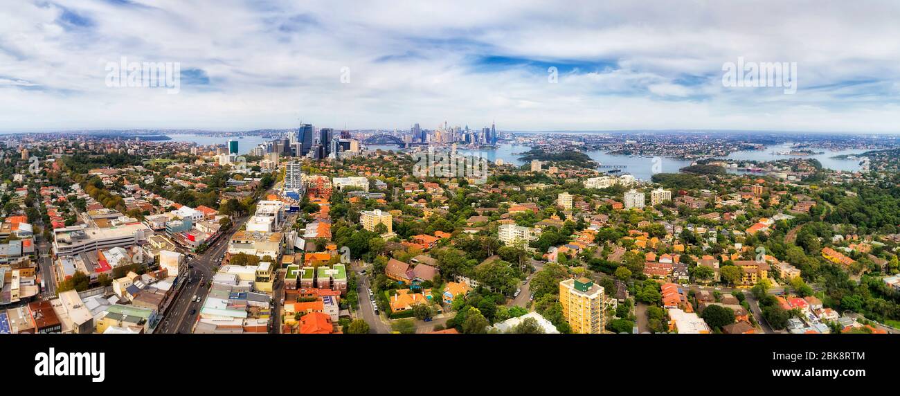 La parte inferiore della costa nord verde e frondosa periferia della città di Sydney in ampio panorama aereo di fronte al porto e al CBD. Foto Stock
