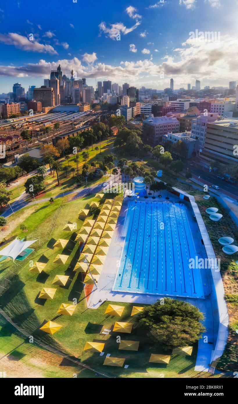 Piscina pubblica locale nel sobborgo di Surry Hills di Sydney, vicino alla stazione centrale dei treni e al CBD della città, con panorama verticale aereo. Foto Stock