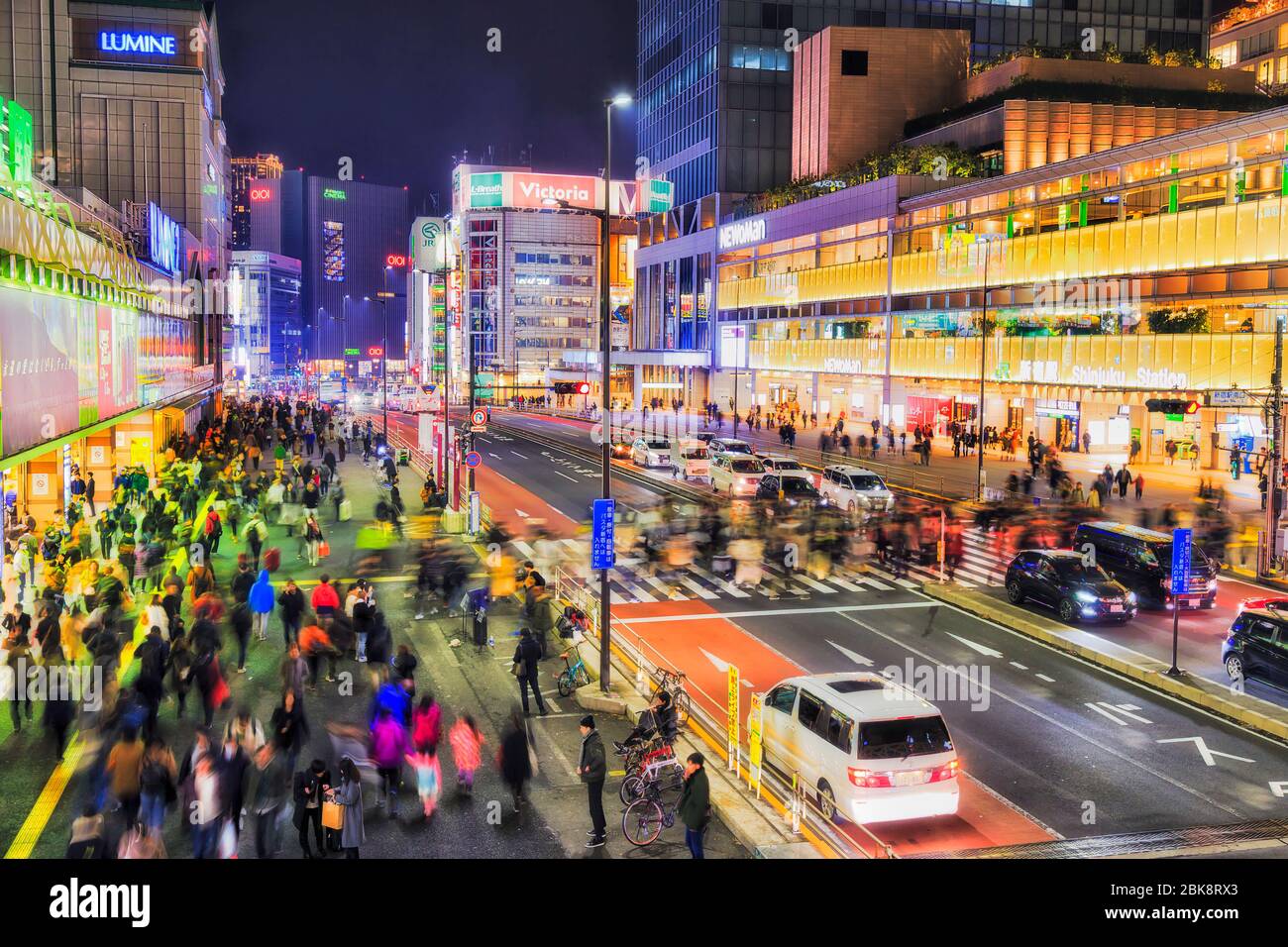Tokyo, Giappone - 31 Dic 2019: Strada trafficata che attraversa vicino alla stazione di Shinjuku a Toky di notte con luci luminose. Foto Stock