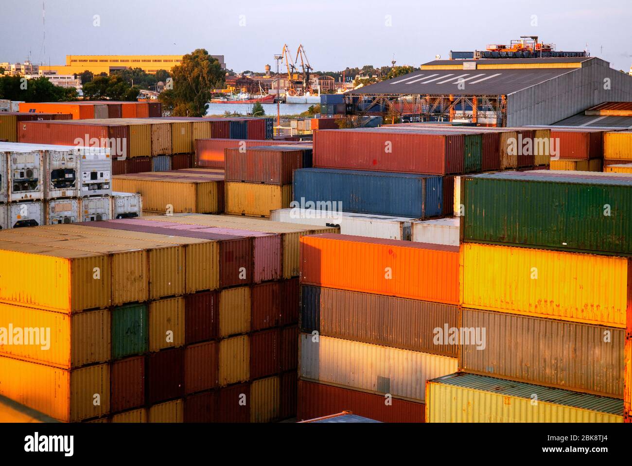 Stack di contenitori di trasporto al porto di carico di banchina Foto Stock