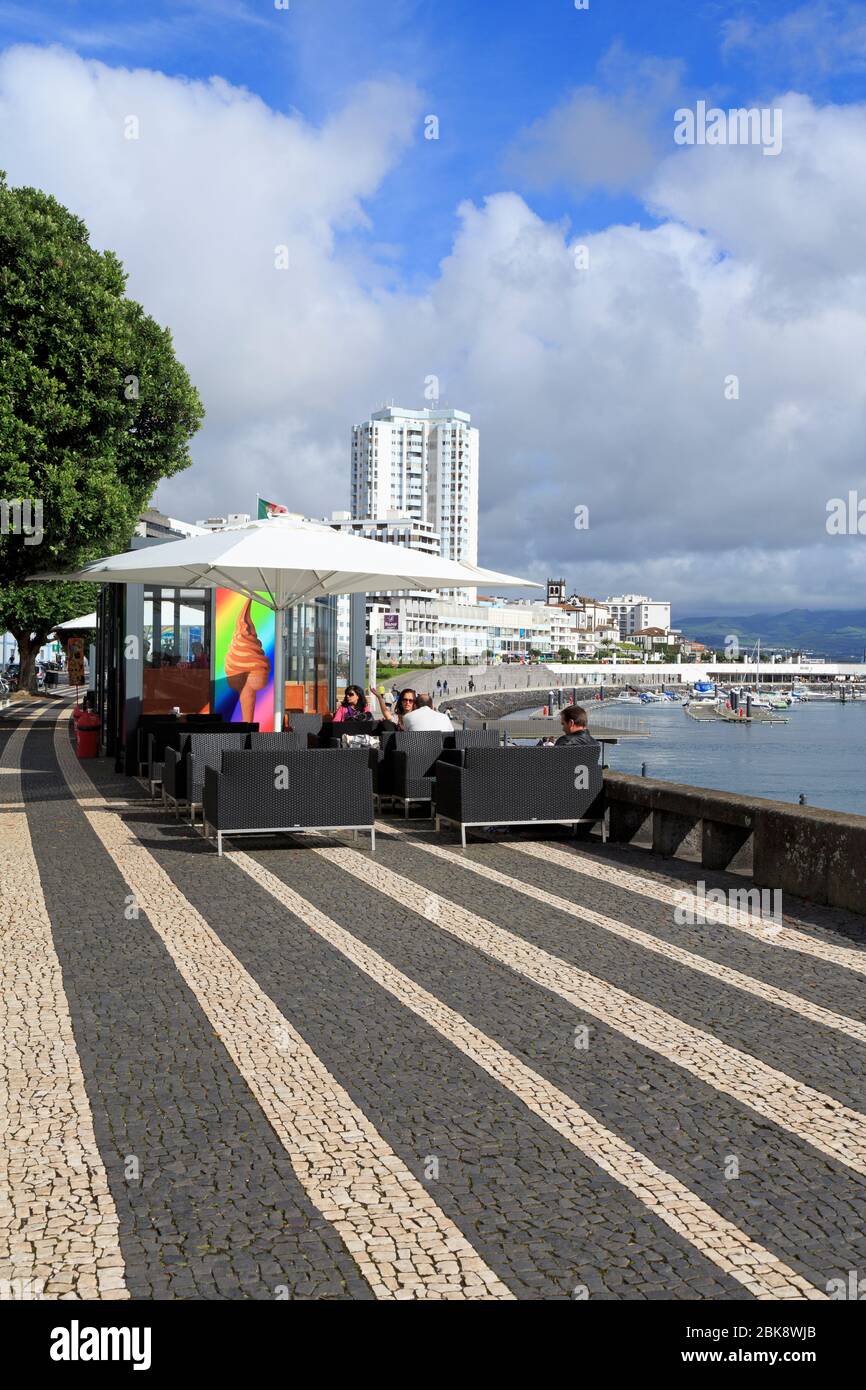 Cafe on Avenida Infante D. Henrique, Ponta Delgada City, Sao Miguel Island, Azzorre, Portogallo, Europa Foto Stock