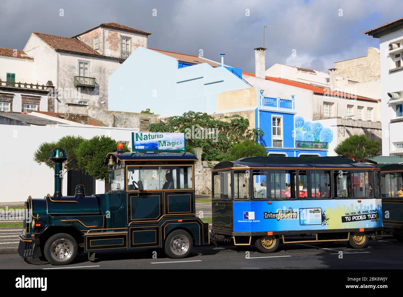 Treno turistico su Avenida Infante D. Henrique,Ponta Delgada City,isola Sao Miguel,Azzorre, Portogallo,l'Europa Foto Stock