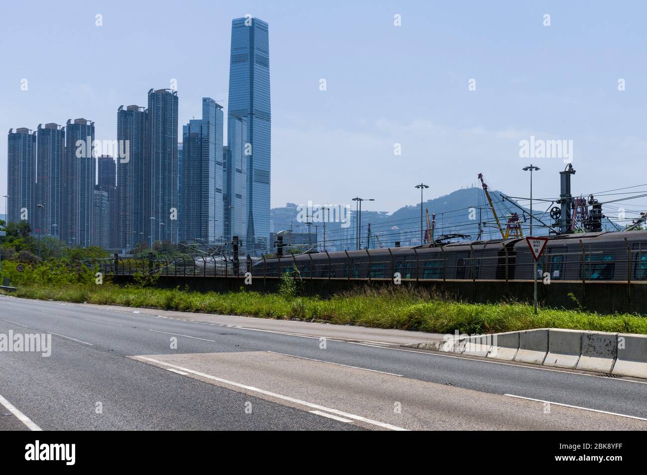 Treno MTR che viaggia verso la stazione di Kowloon, con la Torre ICC e il quartiere di West Kowloon, Hong Kong Foto Stock