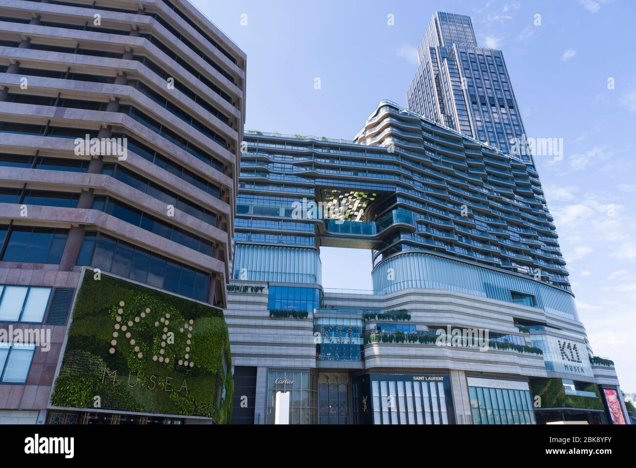 K11 Musea, un complesso di negozi e arti situato nel lungomare di Tsim Sha Tsui, all'interno dello sviluppo Victoria Dockside, Hong Kong Foto Stock