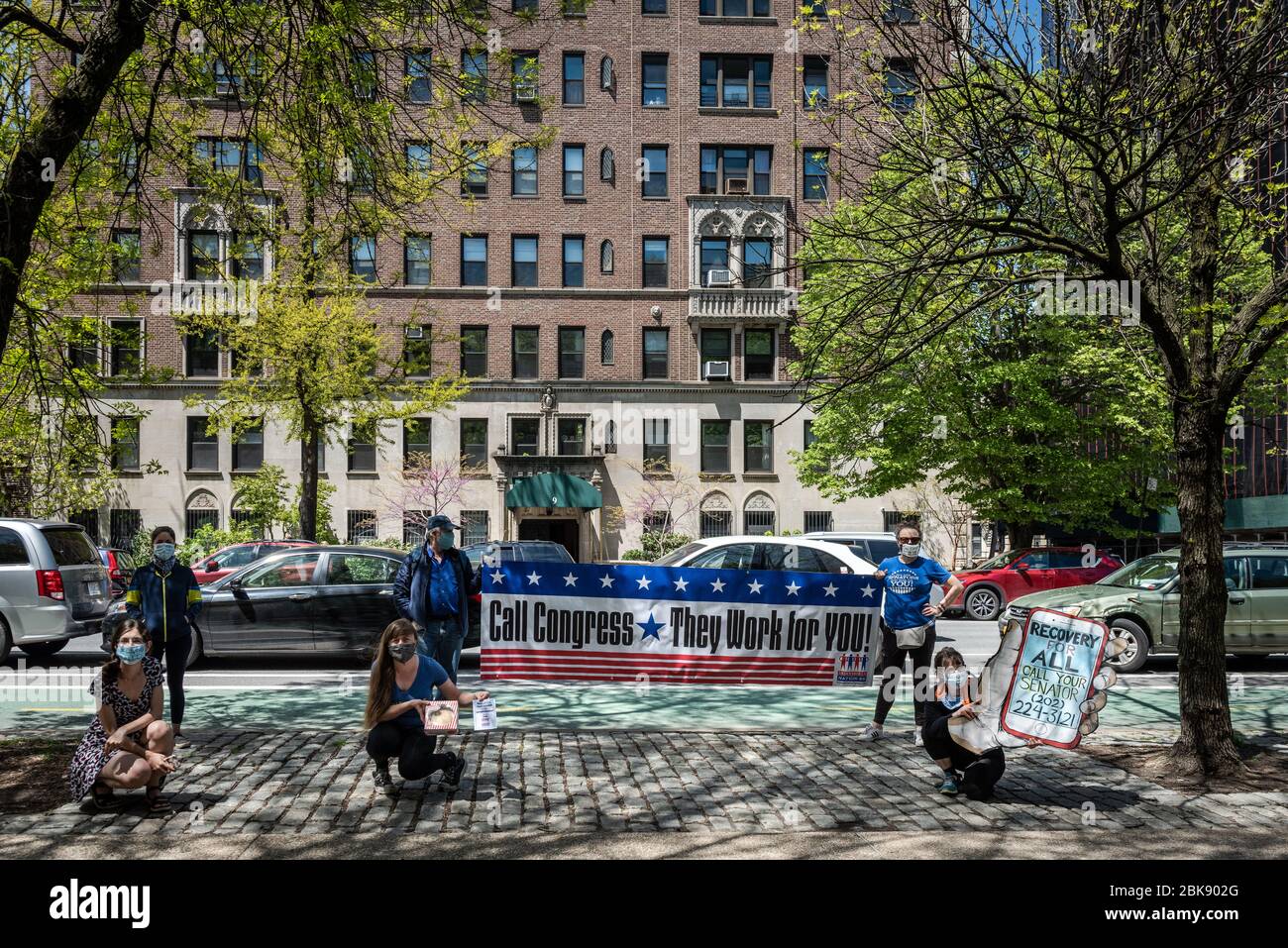 I membri del gruppo d'azione politica "indivisibile Brooklyn" protestano all'esterno della casa del senatore Chuck Schumer a Brooklyn, NY, il 2 maggio 2020, esortandolo a impegnarsi maggiormente nella lotta per un piano di ripresa per i comuni americani colpiti dalla COVID-19, invece di soddisfare le cooperazioni. Gli attivisti hanno anche acquistato la cheesecake di Junior per il senatore che ha ammesso al Colbert Show di giovedì che stava andando a Junior's e divorare alcune fette della torta più favolosa del mondo una volta che la quarantena è stata sollevata. Nota: La torta non è stata consegnata per motivi di sicurezza. (Foto di Gabriele Holtermann-G. Foto Stock