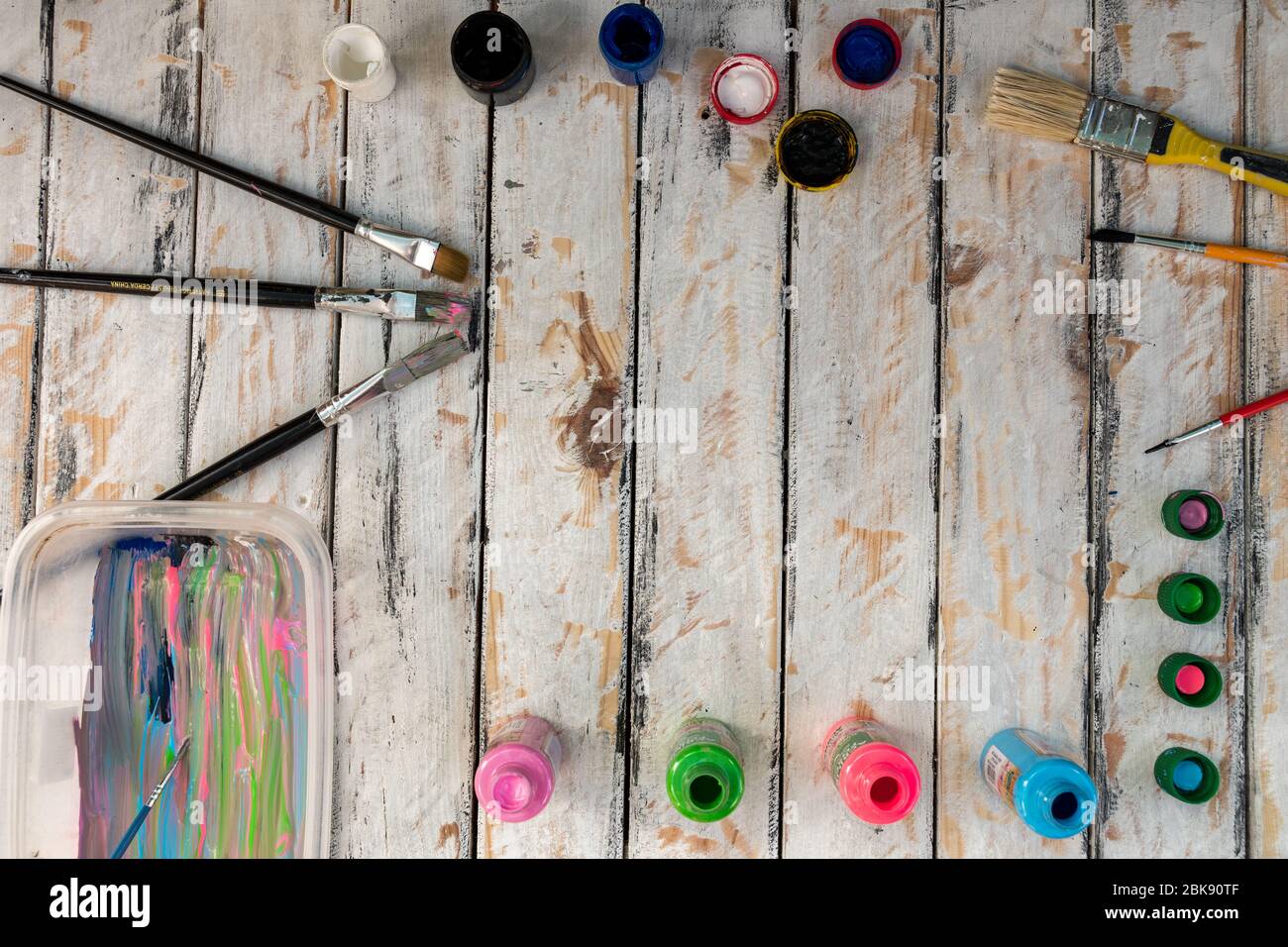 piccoli dipinti rustici e matite Foto Stock