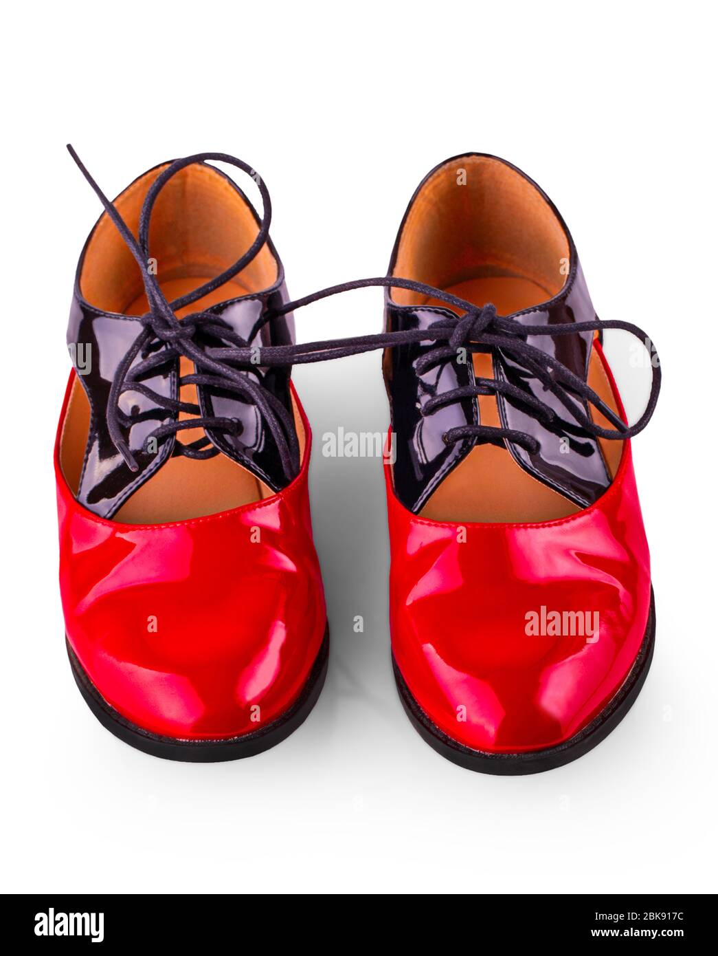 Le due scarpe da ballo di flamenco isolate su sfondo bianco Foto Stock