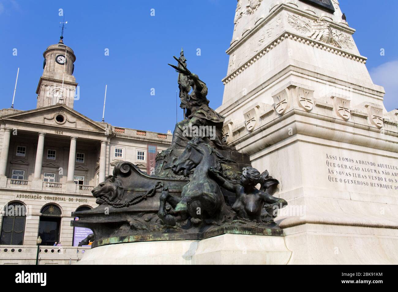 Statua dell'Infante D. Henrique & Palacio da Bolsa, Porto, Portogallo, Europa Foto Stock