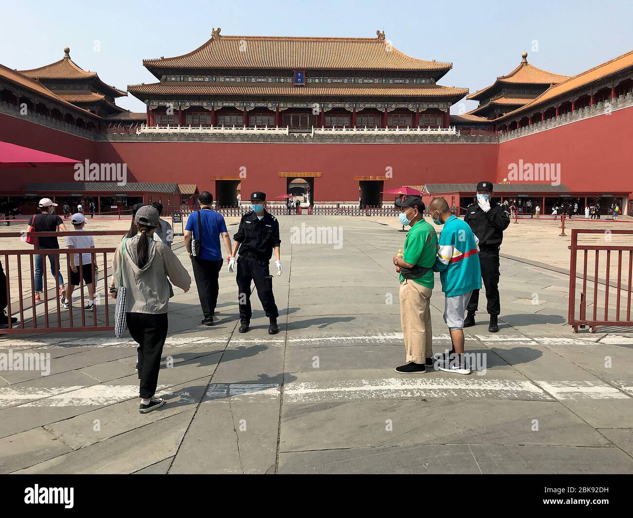 Pechino, Cina. 02 maggio 2020. Alcune visite cinesi una città normalmente trafficata, ma appena aperta, la Città Proibita dopo che il governo ha abbassato la minaccia Covid-19 al livello due a Pechino Sabato 2 Maggio 2020. Nonostante il numero esiguo di visitatori, il punto di riferimento era aperto solo ai cinesi che avevano un pass o una prenotazione adeguati. Foto di Stephen Shaver/UPI Credit: UPI/Alamy Live News Foto Stock