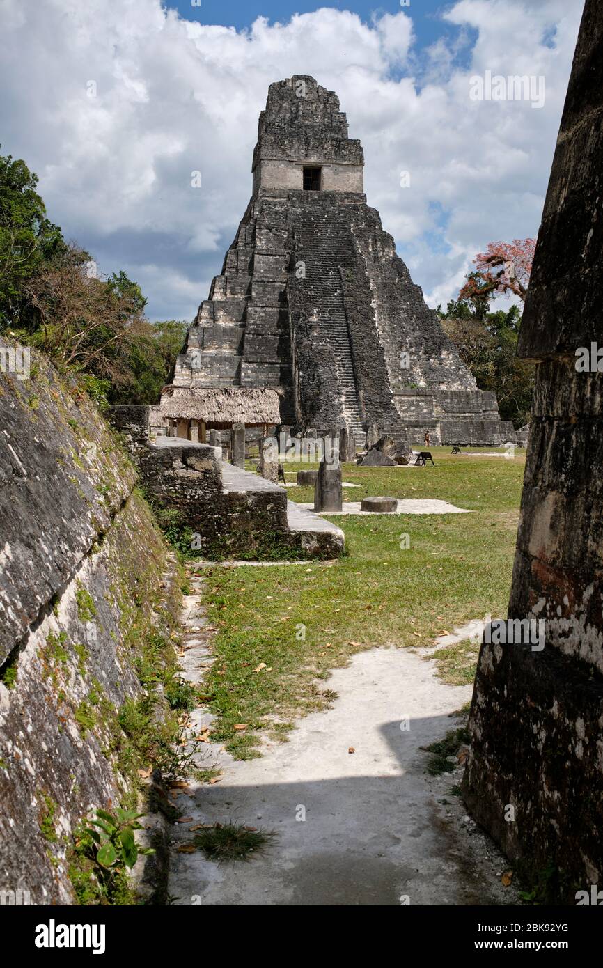 Piramidi Maya del sito archeologico di Tikal. Foto Stock