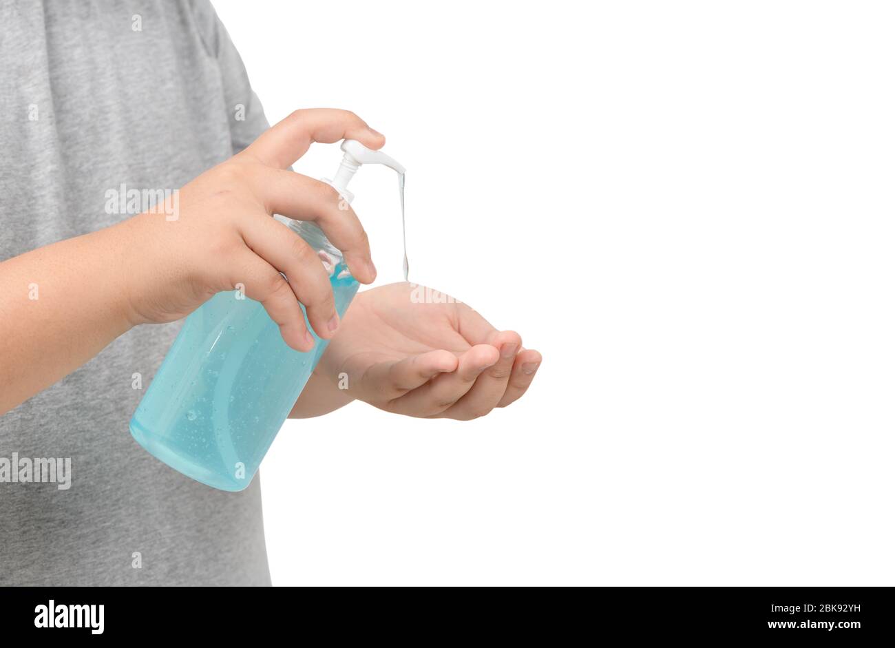 Il bambino si lava le mani con un gel di alcol o un detergente antibatterico isolato su bianco. Concetto di igiene. Prevenga la diffusione di germi e bacte Foto Stock