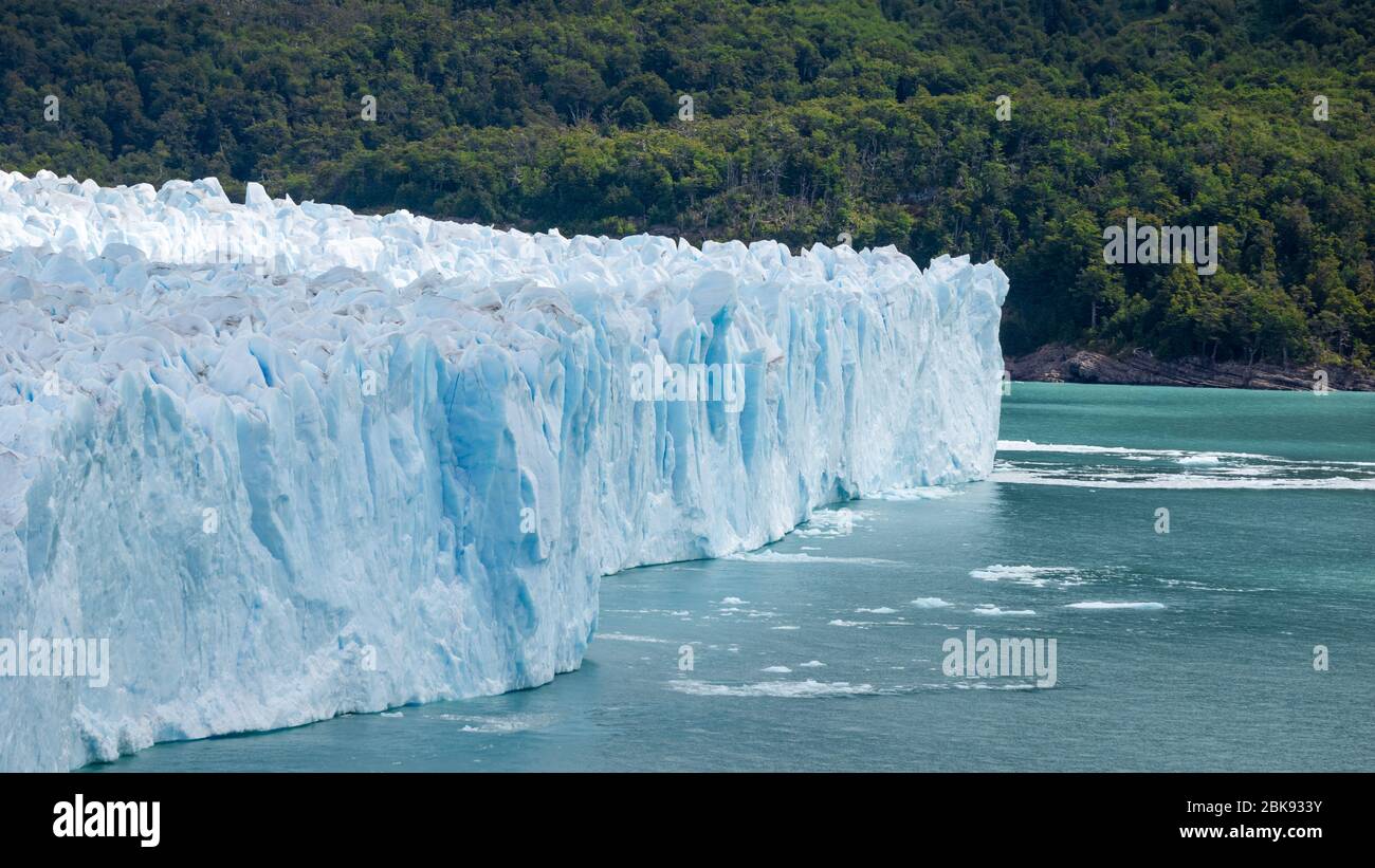 Paesaggio ghiacciato (Iceberg&Forest) di El Calafate, la città vicino al bordo del campo di ghiaccio Patagoniano meridionale nella provincia argentina di Santa Cruz kno Foto Stock