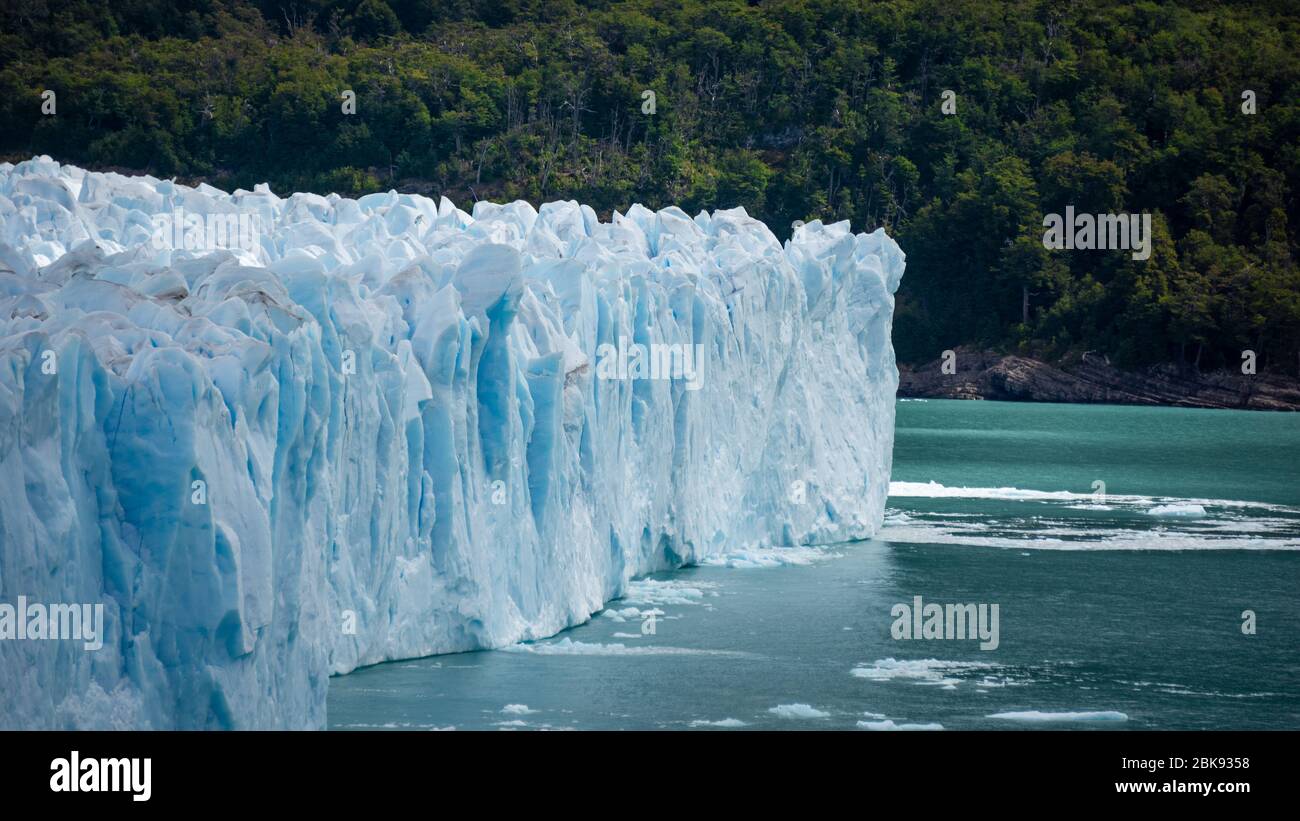 Paesaggio ghiacciato (Iceberg&Forest) di El Calafate, la città vicino al bordo del campo di ghiaccio Patagoniano meridionale nella provincia argentina di Santa Cruz kno Foto Stock