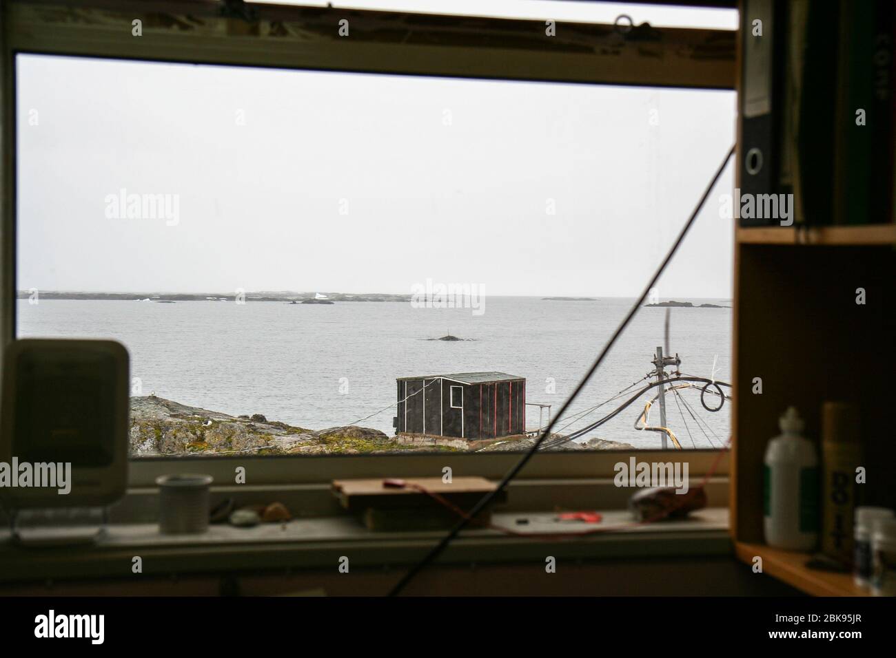 Vista dell'isola di Galindez, Antartide, dall'interno della stazione Vernadsky, il Centro di ricerca Antartico ucraino Foto Stock