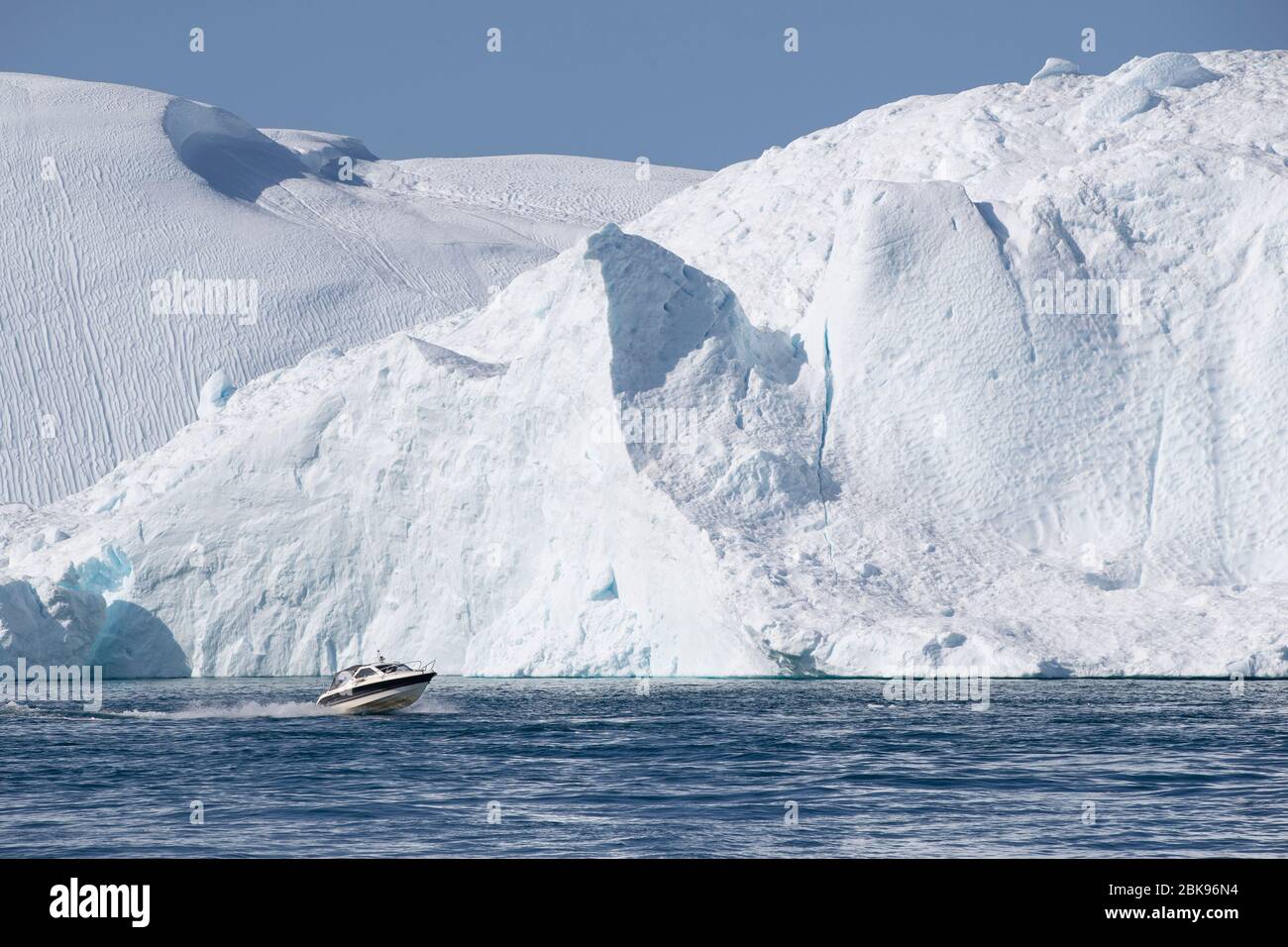 Barcha a motore e Iceberg, Ilulissat, Groenlandia Foto Stock