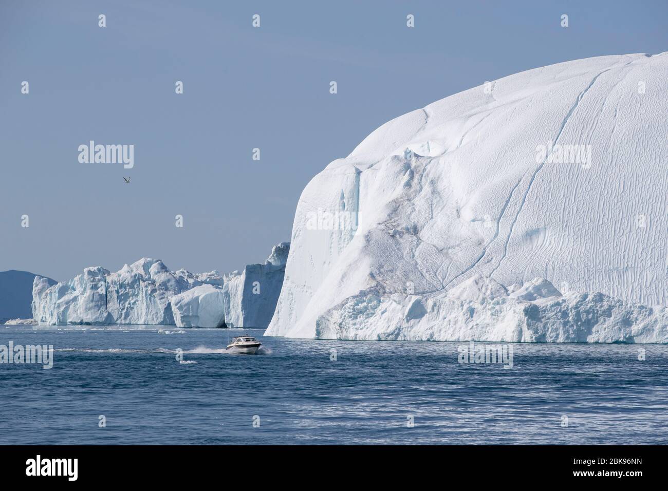 Barcha a motore e Iceberg, Ilulissat, Groenlandia Foto Stock
