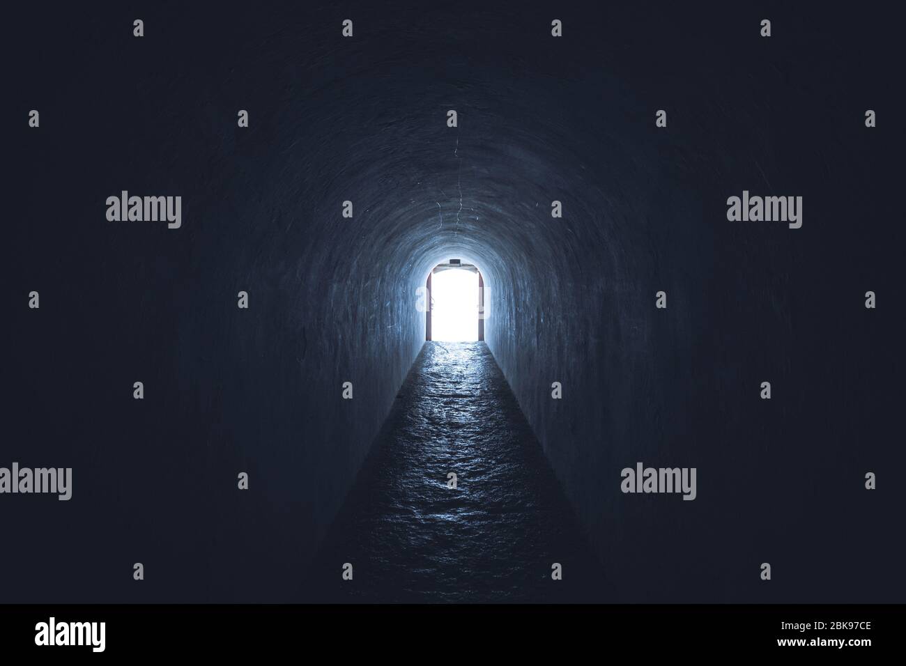 luce alla fine del tunnel afterlife concetto sfondo Foto Stock