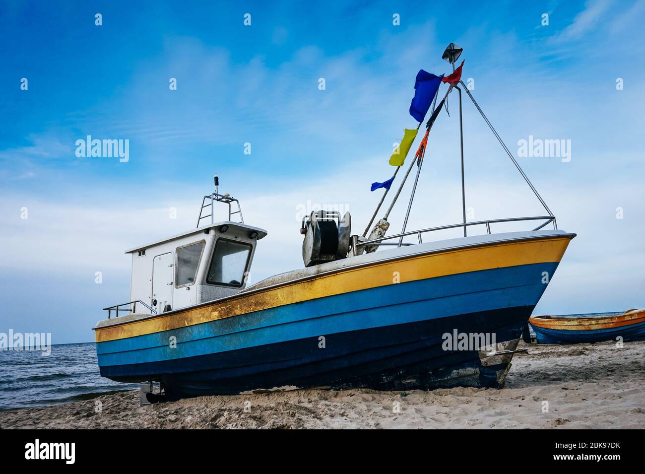 Barca pescatore con cabina sulla costa, oceano Foto Stock