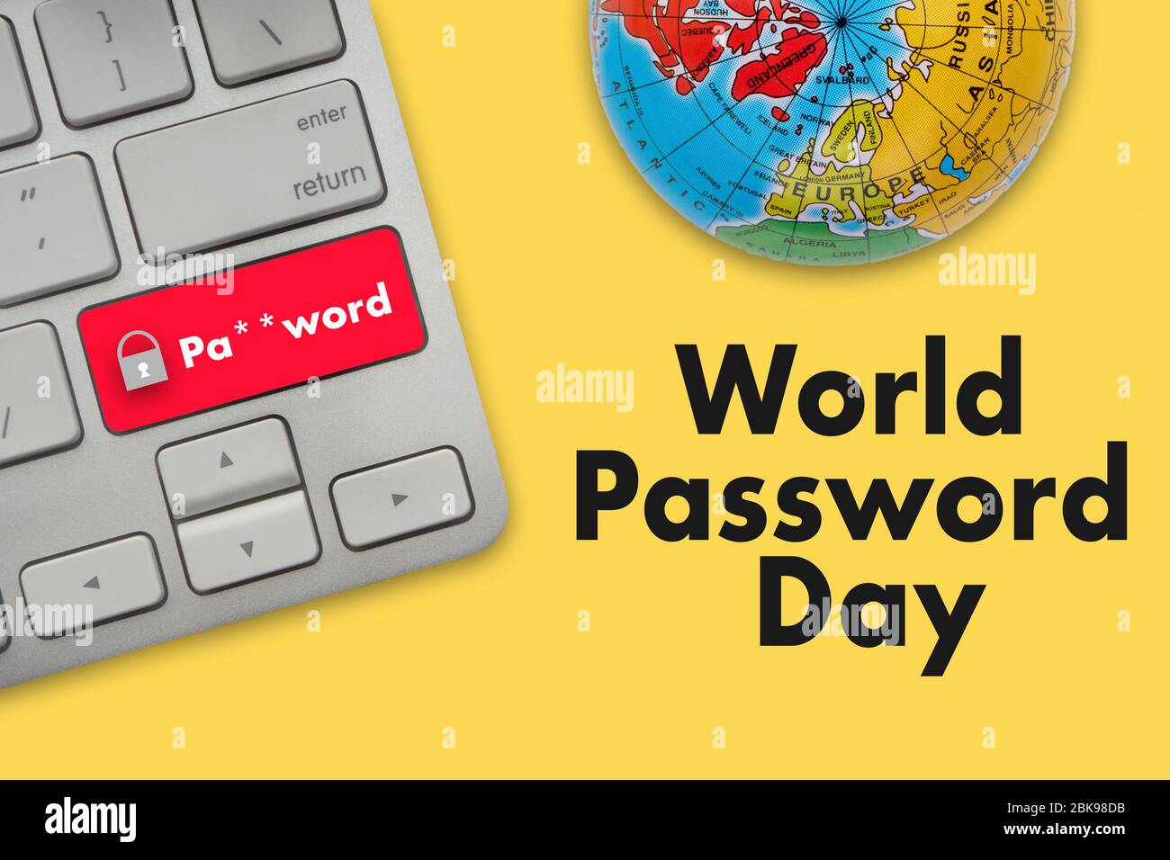 TESTO DEL GIORNO DELLA PASSWORD MONDIALE con tastiera e globo mondiale su sfondo giallo. Business, spazio di copia e concetto tecnologico Foto Stock